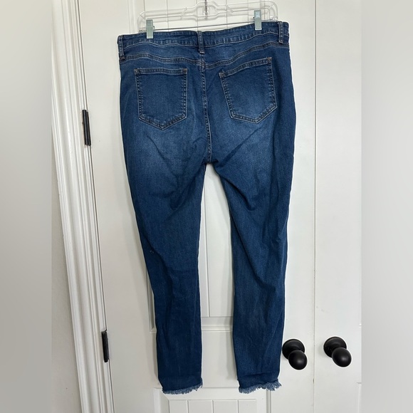 Women's Ripped Ankle Skinny Jeans - Picture 3 of 3